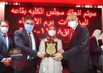 رئيس جامعة طنطا يترأس اجتماع مجلس كلية الطب ويكرم الأساتذة البالغين السن القانونية