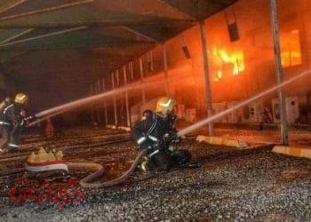 الدفاع المدني السعودي خلال عملية إلاطفاء فى جدة