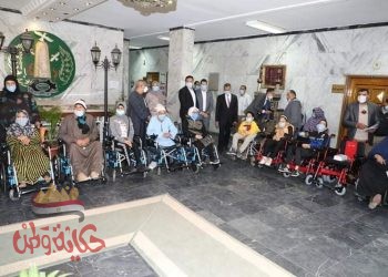 محافـظ المنوفية يسلم 13 كرسى كهربائى ودراجة بخارية