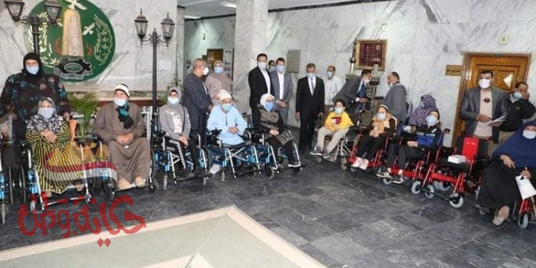 محافـظ المنوفية يسلم 13 كرسى كهربائى ودراجة بخارية