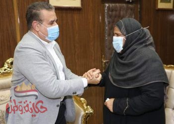 محافظ المنوفية يسدد ديون عاملة نظافة