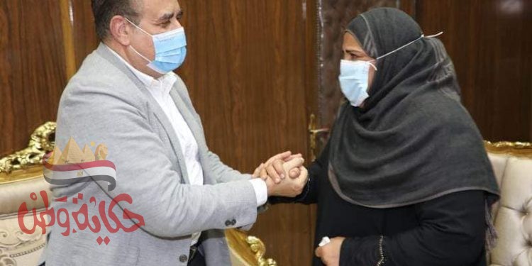 محافظ المنوفية يسدد ديون عاملة نظافة