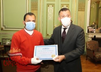 رئيس جامعة عين شمس يكرم عامل شركة الكهرباء