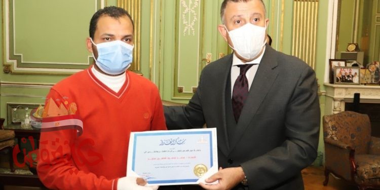 رئيس جامعة عين شمس يكرم عامل شركة الكهرباء