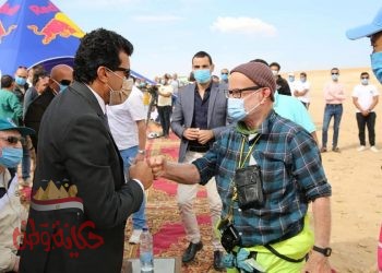 وزير الرياضة يشهد النسخة الثالثة من مهرجان القفز بالمظلات ” اقفز كالفرعون ” فوق الأهرامات