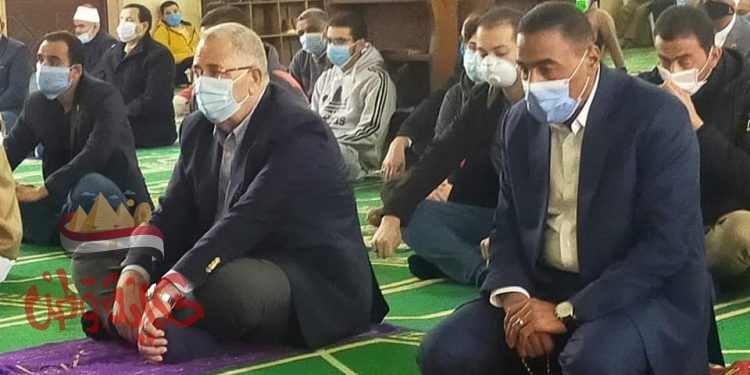 وزير الزراعة ومحافظ مطروح يؤدون صلاة الجمعة بالجامع الكبير بمدينة مرسى مطروح