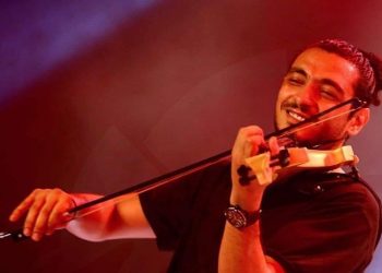 ألحان النجم عزمي تزين اللجان الانتخابية وتطرب الناخبين