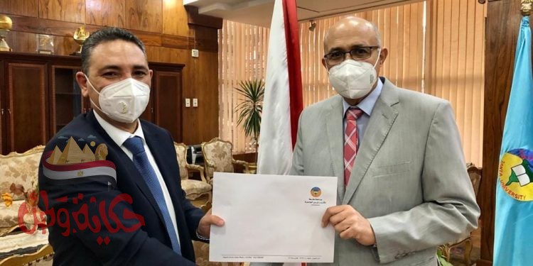 رئيس جامعة طنطا يهنىء عميد طب الأسنان الجديد