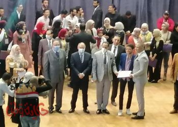 دكتور عبيد صالح يكرم رموز الفن فى حفل ختام مهرجان نجم الجامعة