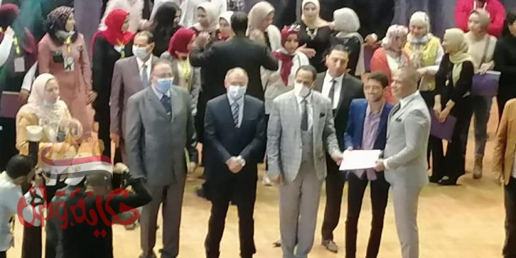 دكتور عبيد صالح يكرم رموز الفن فى حفل ختام مهرجان نجم الجامعة