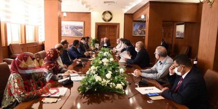 محافظ بورسعيد يناقش تطوير منظومة المخلفات الصلابة بالمحافظة.