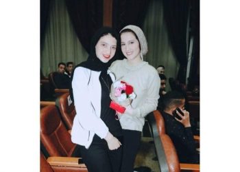 عادل عمار يكرم صحفيتين  فى دورته الثامنة