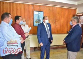 رئيس جامعة بنى سويف يتابع سير العمل بمقر توقيع العاملين بالجامعة