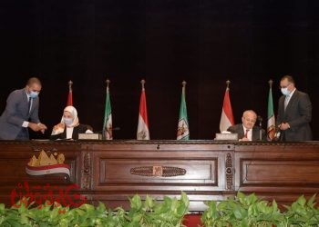 الخشت يهدي وزيرة التضامن الاجتماعي درع تكريم جامعة القاهرة