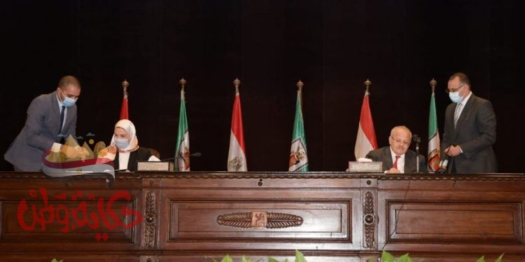 الخشت يهدي وزيرة التضامن الاجتماعي درع تكريم جامعة القاهرة