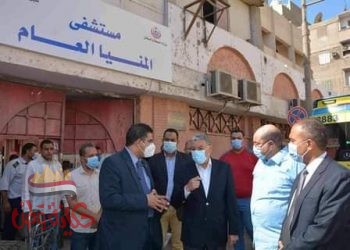 محافظ المنيا فى زيارة للاطمئنان على حالة مصابين حادث انقلاب سيارة بالطريق الصحراوي