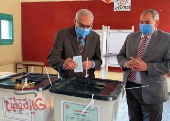 رئيس جامعة المنصورة يدلى بصوته بمقرلجنته بانتخابات مجلس النواب 2020