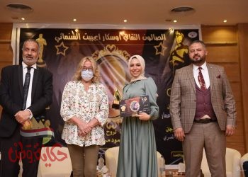 عادل عمار وتكريم خلود سمير من فريق التنظيم بمهرجان أوسكار ايجيبت السينمائي