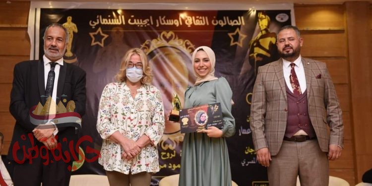 عادل عمار وتكريم خلود سمير من فريق التنظيم بمهرجان أوسكار ايجيبت السينمائي