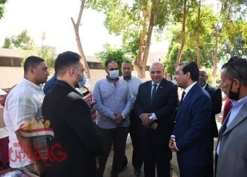 نائب محافظ قنا يوزع 500 بطانية للأسر الأولى بالرعاية