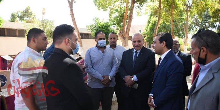 نائب محافظ قنا يوزع 500 بطانية للأسر الأولى بالرعاية