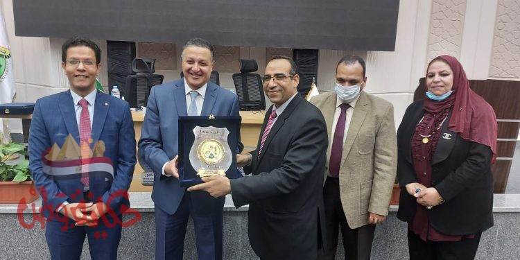 مجلس جامعة بنها يكرم عميد كلية الطب البيطرى