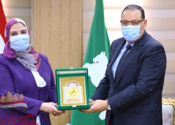 محافظ الشرقية يمنح وزيرة التضامن الاجتماعي درع المحافظة تقديرا لجهودها