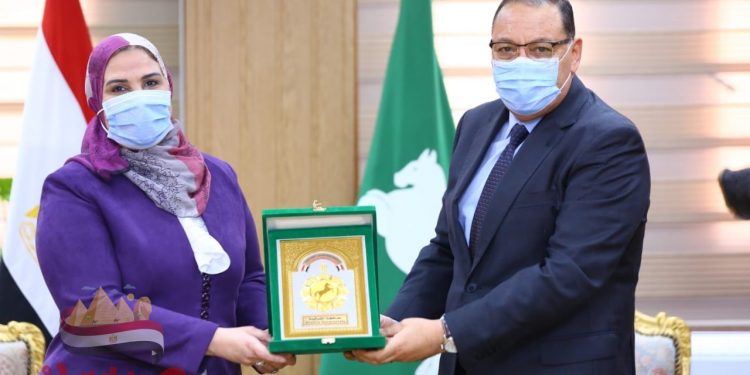 محافظ الشرقية يمنح وزيرة التضامن الاجتماعي درع المحافظة تقديرا لجهودها