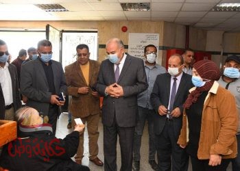 جولة مفاجئة لمحافظ قنا لمجمع عيادات التأمين الصحي بنجع حمادي