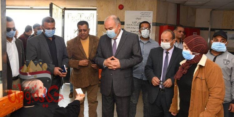 جولة مفاجئة لمحافظ قنا لمجمع عيادات التأمين الصحي بنجع حمادي