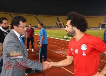 “وزير الرياضة” يتواصل هاتفيا مع محمد صلاح قبيل وصوله مصر