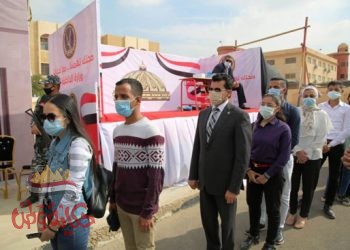 وزير الشباب يقف طابور الناخبين للإدلاء بصوته بانتخابات  النواب 2020