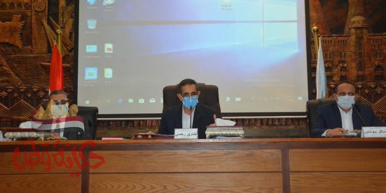 رحمى يجتمع بكل رؤساء المدن والاحياء بالمحافظه