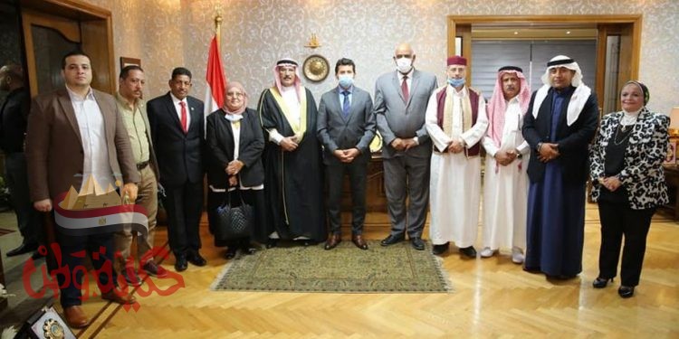 “اشرف صبحى” يلتقي رئيس مجلس القبائل والعائلات المصرية