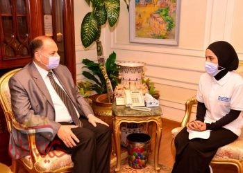 محافظ أسيوط يستقبل الفتاة زمزم سعد