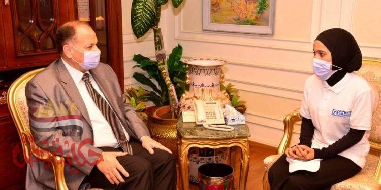 محافظ أسيوط يستقبل الفتاة زمزم سعد