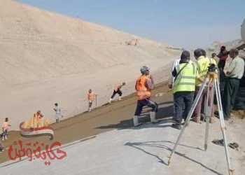 ” الجمل ” يتابع اعمال التبطين والأعمال الصناعيه علي دليل 3_4  فرع 4 بمشروع توشكي