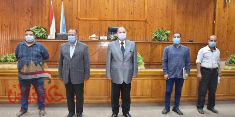 محافظ أسيوط يسلم 232 عقد تقنين لواضعي اليد على أراضي أملاك الدولة ب 11 مركز