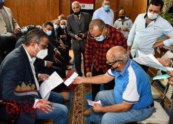 محافظ الفيوم يلتقي بعدد من المواطنين لبحث شكواهم 