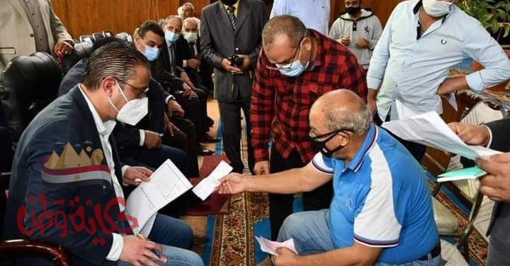 محافظ الفيوم يلتقي بعدد من المواطنين لبحث شكواهم 