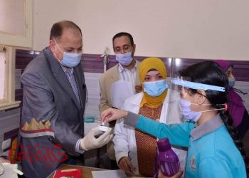 محافظ أسيوط يتفقد فعاليات الحملة القومية لمكافحة الطفيليات المعوية للأطفال بمدرسة الانتصار الرسمية للغات