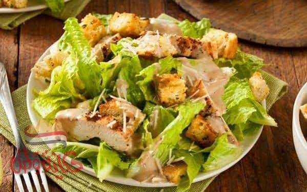 سيزر سلاد دجاج مشوي مكعبات