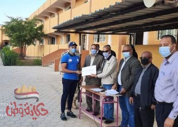 رئيس مجلس مدينة رأس غارب يكرم طلبة مدرسة سمير سلامه الصناعية العسكرية 