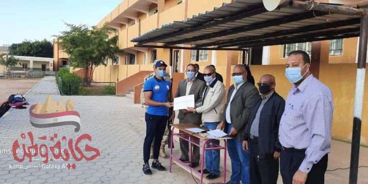 رئيس مجلس مدينة رأس غارب يكرم طلبة مدرسة سمير سلامه الصناعية العسكرية 