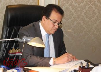 وزير التعليم العالى يستعرض تقريرا حول استراتيجية جذب الطلاب الوافدين ضمن مبادرة “ادرس في مصر
