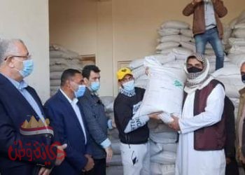 وزير الزراعة ومحافظ مطروح يوزعا الشعير على مزارعين مطروح لزراعتة على المطر