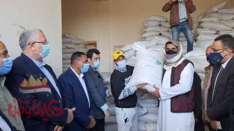 وزير الزراعة ومحافظ مطروح يوزعا الشعير على مزارعين مطروح لزراعتة على المطر