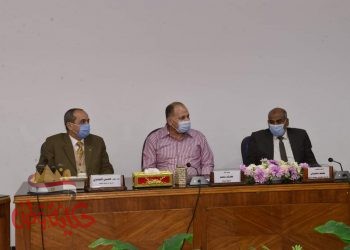 محافظ أسيوط يلتقى وفد هيئة السكة الحديد لمناقشة استكمال خطة تطوير ورفع كفاءة مزلقانات السكة الحديد