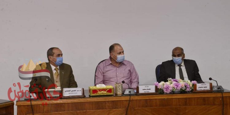 محافظ أسيوط يلتقى وفد هيئة السكة الحديد لمناقشة استكمال خطة تطوير ورفع كفاءة مزلقانات السكة الحديد