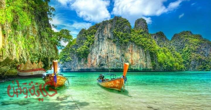 هــــنـــا وهـــنــاكــ